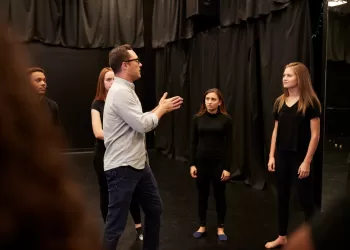 Yetişkinler İçin Tiyatro Kursu - Hangi Kursu Almalıyım?