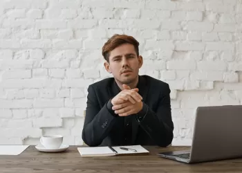 10 Olumsuz Beden Dili Hareketi – Bunları Kesinlikle Yapmayın!