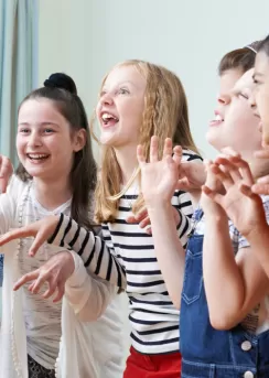 çocuklar için yaratıcı drama eğitimi