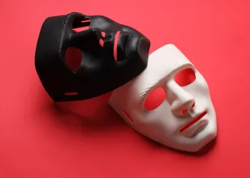 Tiyatroda Katharsis Nedir? Arınma Kavramının Derinliğine İnin