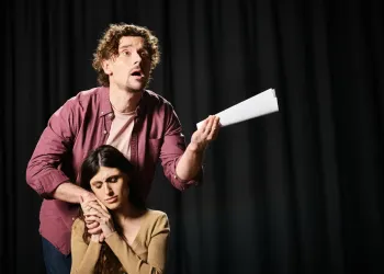 Tiyatroda Tirat - Duyguların ve Düşüncelerin Coşkulu İfadesi