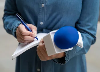 Spikerlikte Ses ve Nefes Kontrolü: Kursta Öğretilen Fizyolojik Teknikler