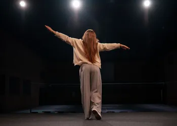 Kamera Önü Oyunculuk Derslerinde Ne Öğretilir? (Teknikler ve Farklar)