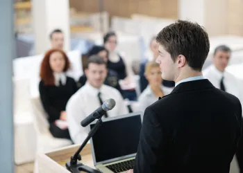 Konuşma Metni Nasıl Yazılır: Etkili Bir Konuşma Hazırlamanın Temeli