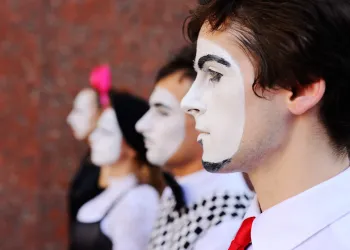 Oyunculuk Kurs Ücretleri Nasıl Belirleniyor? (Fiyatı Etkileyen 7 Faktör)