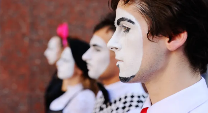 Oyunculuk Kurs Ücretleri Nasıl Belirleniyor? (Fiyatı Etkileyen 7 Faktör)