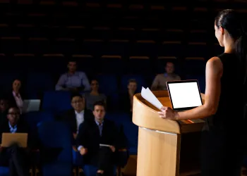 Topluluk Önünde Konuşma Korkumu Eğitimle Yenebilir miyim?